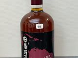 une bouteille de vin posée sur un comptoir