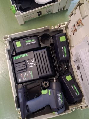 une boîte contenant une perceuse sans fil et une batterie