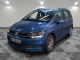 La Volkswagen B-Cross bleue est garée sur un sol à damier