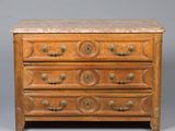 une vieille commode en bois avec un plateau en marbre