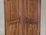 un meuble en bois surmonté d'une porte