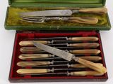 une boîte contenant un ensemble de couteaux et une fourchette