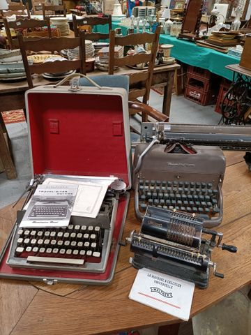 Machine à calculer WALTHER et 2 machines à écrire : une Remington