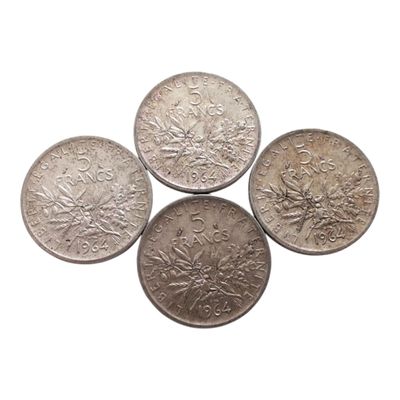 quatre types différents de pièces d'argent sur fond blanc