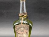 une vieille bouteille d'alcool munie d'un bouchon en liège