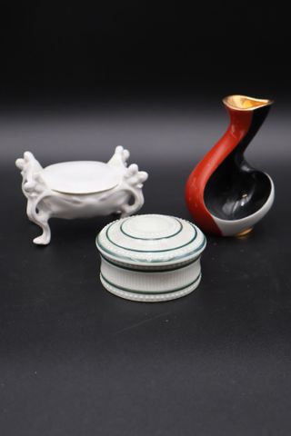 Porcelaine : coffret rond blanc et vert, boîte blanche, porte-pip...