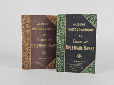 un vieux livre ouvert, montrant la première et la dernière page d'un album photo