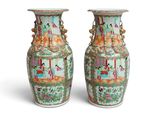 paire de vases chinois avec figures sur fond blanc
