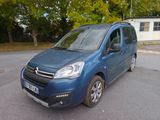 une petite camionnette bleue garée sur un parking