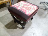 un pouf rouge et noir posé dans une pièce