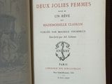 un livre ouvert sur une table, avec la photo d'une femme