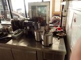 de nombreuses casseroles et poêles sur le comptoir de la cuisine