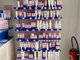 un présentoir de produits de soins de la peau proposés à la vente dans un magasin