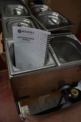 Plusieurs plats sont alignés sur une table