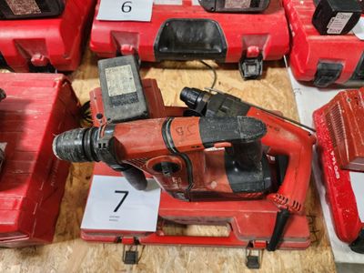 de nombreux types d'outils différents exposés dans un magasin