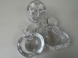 trois morceaux de verre posés sur une table