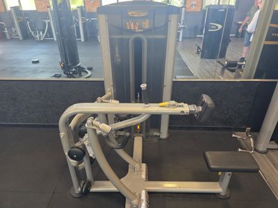 a machine that is sitting in the middle of a gym