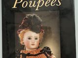 livre intitulé « Poupées », avec l'image d'une poupée portant un chapeau