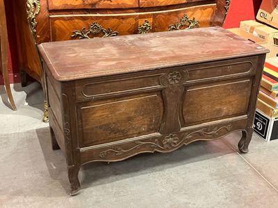 une commode et une autre commode dans une pièce