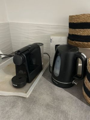 une cafetière, un grille-pain, un grille-pain et un panier posé par terre