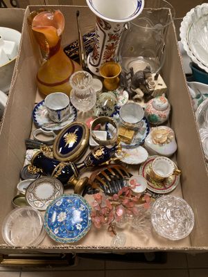 une boîte remplie de verres de toutes sortes posée sur une table