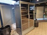 une porte vitrée ouverte dans un magasin
