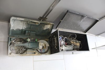 une boîte contenant du matériel électrique