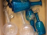 une boîte contenant tout un tas d'objets en verre