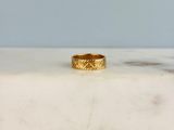une image représentant une bague en or posée sur une surface en marbre