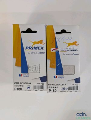deux boîtes de colle Primex sur une surface blanche