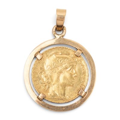 un gros plan d'une pièce d'or dans un pendentif circulaire sur fond blanc