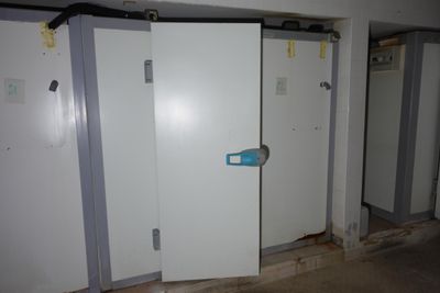 trois cabines dans une pièce sans porte
