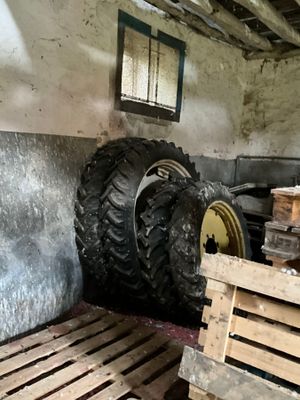 un gros pneu posé dans un coin d'une pièce
