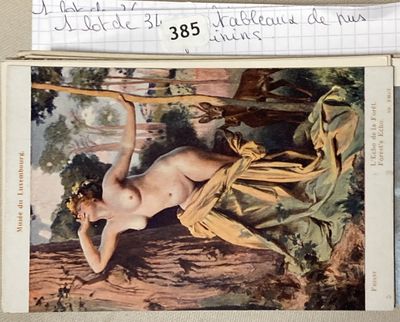 une photo d'une femme nue allongée sur une bûche