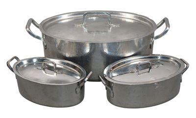 casseroles et poêles en acier inoxydable avec leurs couvercles, sur fond blanc