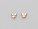 une paire de boucles d'oreilles en or en forme de cœur, serties de diamants