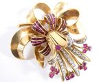 une image représentant une broche en or ornée de pierres roses et blanches