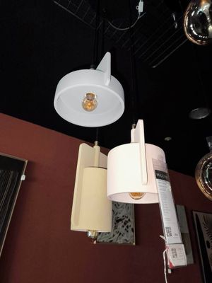 deux lampes suspendues au plafond d'un restaurant