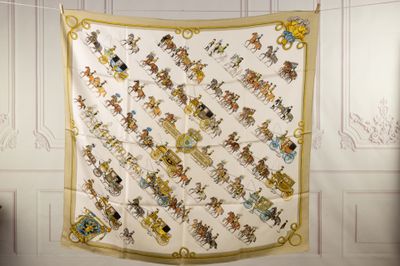 HERMES Paris - Carré en twill de soie imprimé, titré "Cortèg…