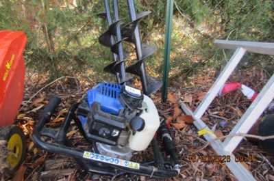 une petite machine posée par terre dans les bois