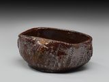 une photo d'un bol marron posé sur une table