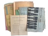 une pile de vieux journaux empilés les uns sur les autres