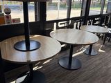 des tables et des chaises dans un restaurant donnant sur la rue