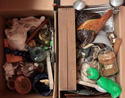 une boîte remplie d'objets divers