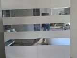 une photo d'une salle de bains avec un lavabo et un miroir accroché au mur