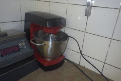 une photo d'un mixeur dans une cuisine, à côté d'une balance