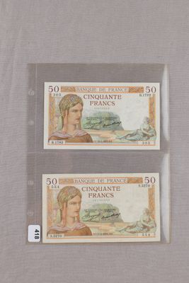 deux feuilles de papier sur lesquelles figurent les portraits d'un homme et d'une femme