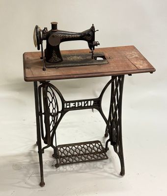 an old sewing machine sitting on top of a wooden table