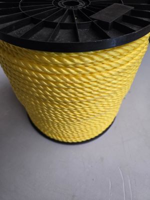 une corde jaune surmontée d'une bobine noire