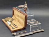 un service d'argenterie présenté dans un coffret, comprenant une cuillère, une cuillère et un repose-cuillère